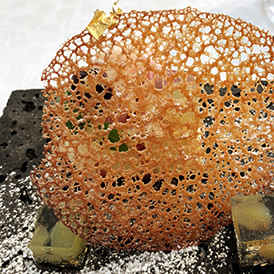 軽いチーズのガトー　ミルティーユゼリー添え