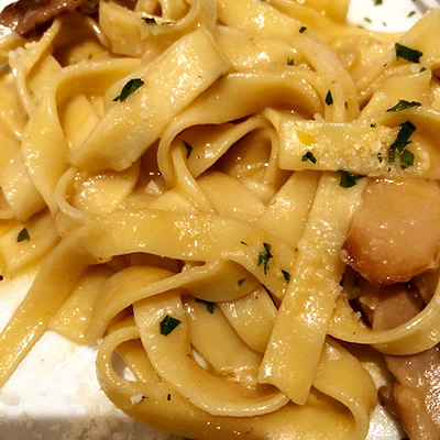 ポルチーニソースパスタ　イカ墨パスタもありました