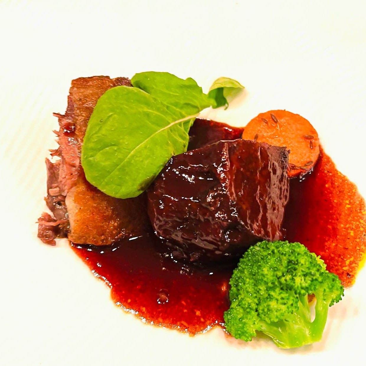 牛頬肉の赤ワイン込みと牛ステーキ