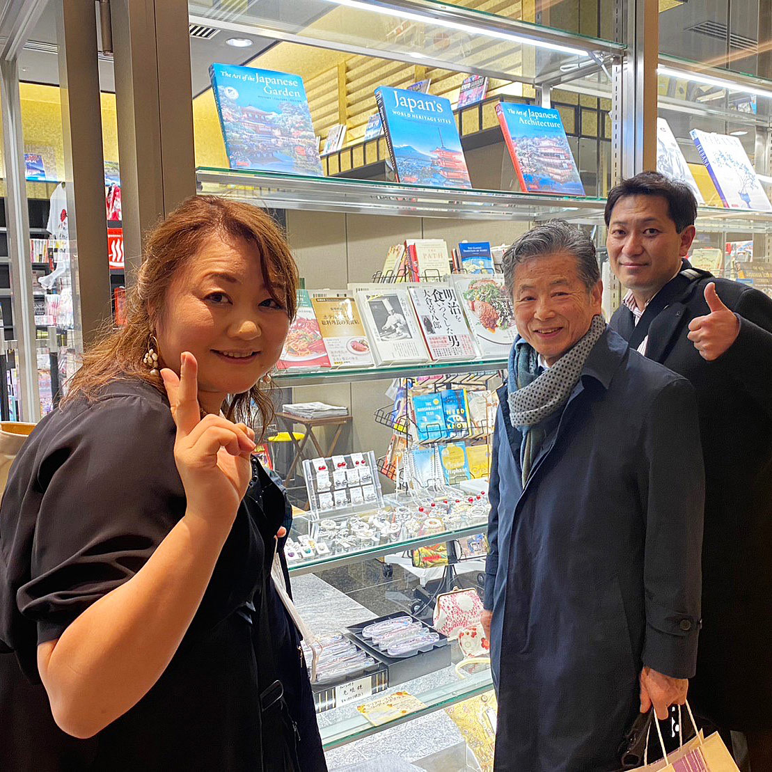 会長の著書の前で