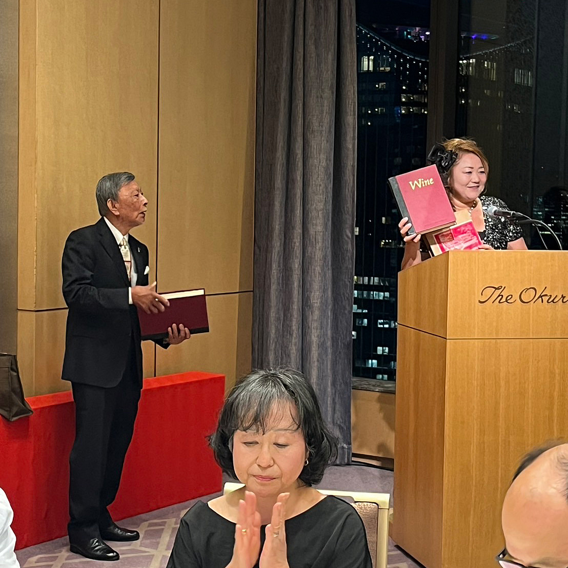 松石顧問から本「The　Wine」を寄贈していただきました